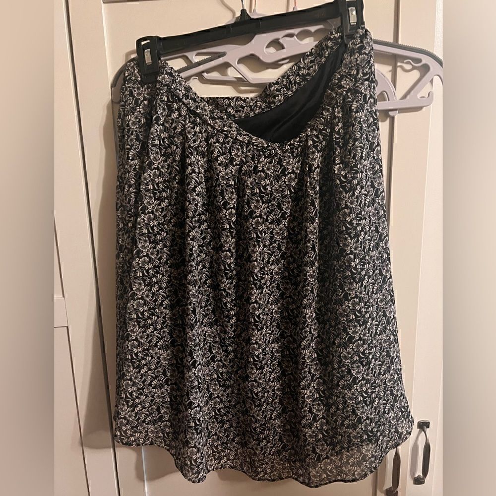 Women H&M skirt. new without tags.